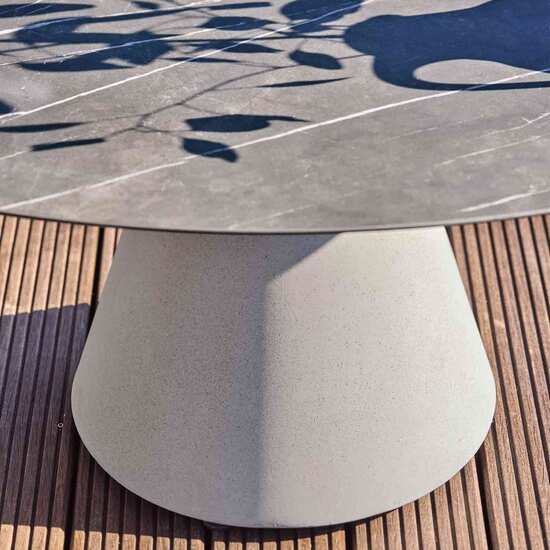 Stół Namur na pojedynczej nodze, lekki beton, okrągły 150, blat z ceramiki kamionkowej